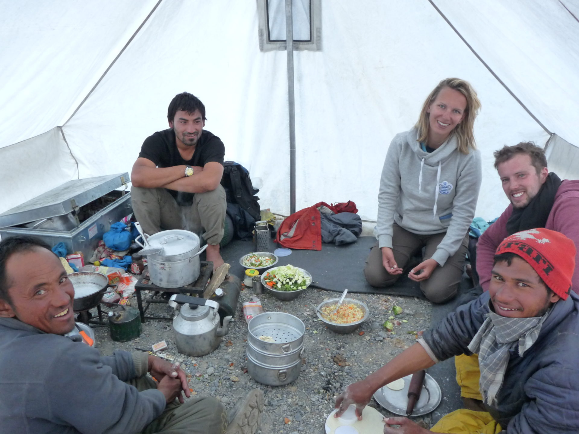 Beim gemeinsamen ladakhischen Kochen mit Acho