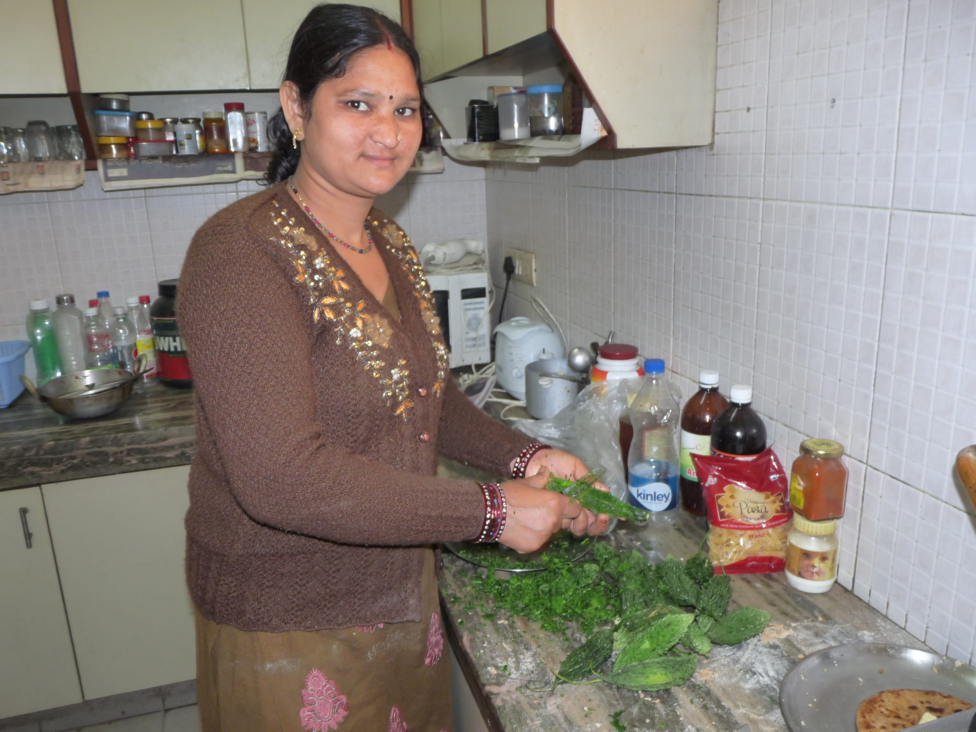 Savita beim kochen