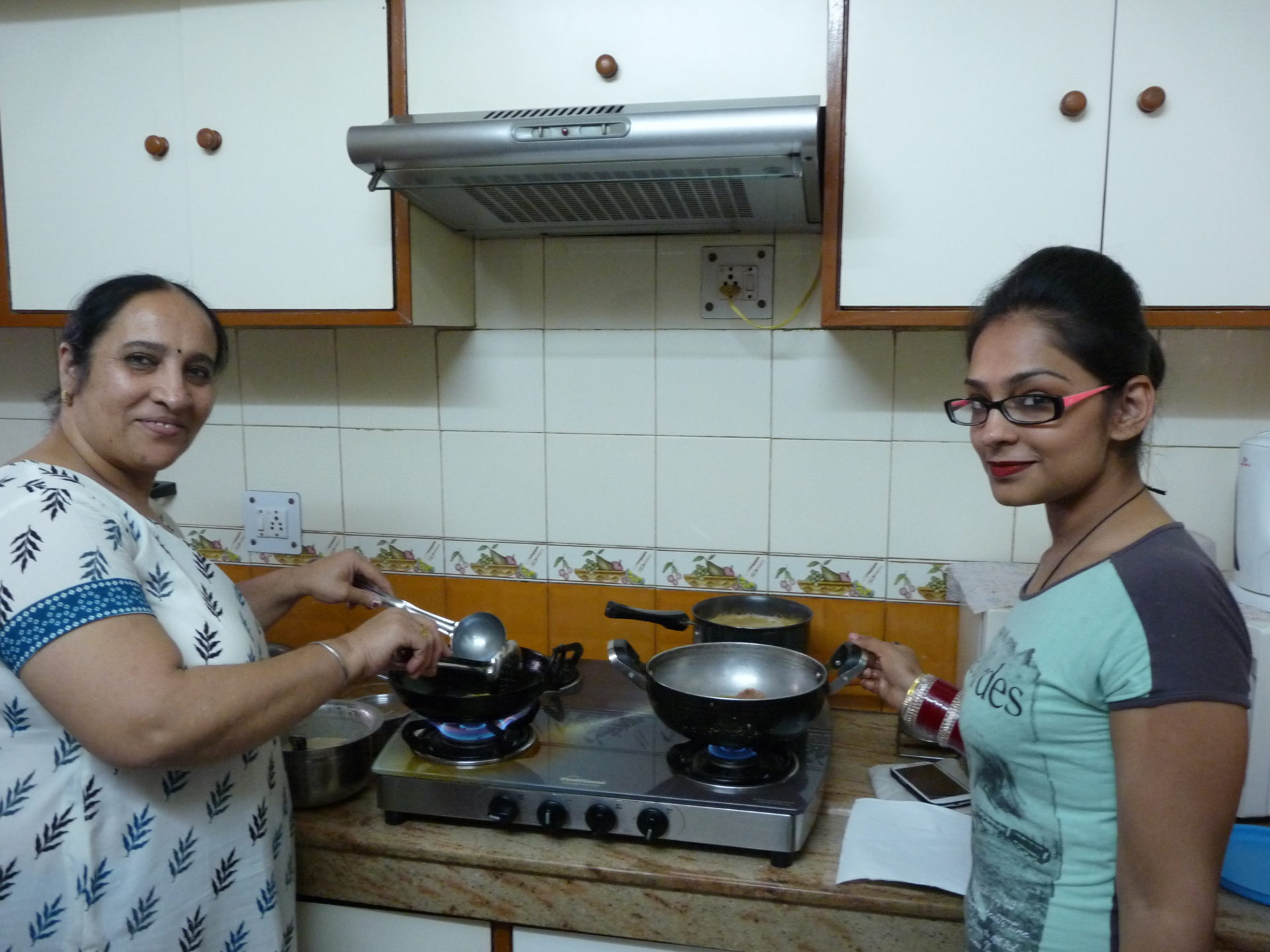 Schwiegermutter und Schwägerin bereiten Snacks vor