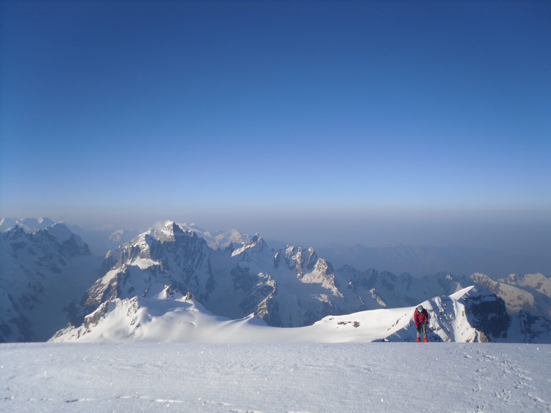 Eine Bergexpedition hoch hinauf auf 6001 m im indischen Himalaya