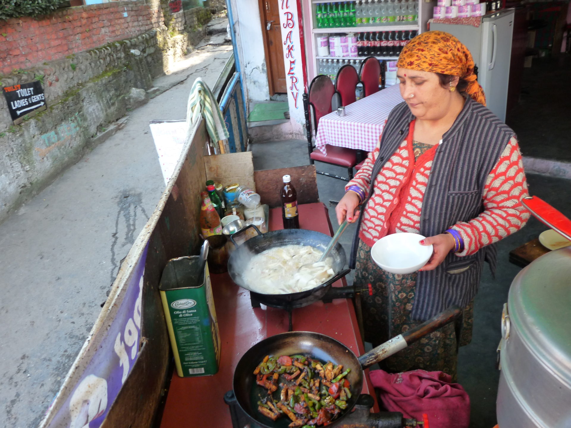 Puja, die tolle Köchin aus dem Lahaul Tal kocht alles frisch in einer offenen Küche