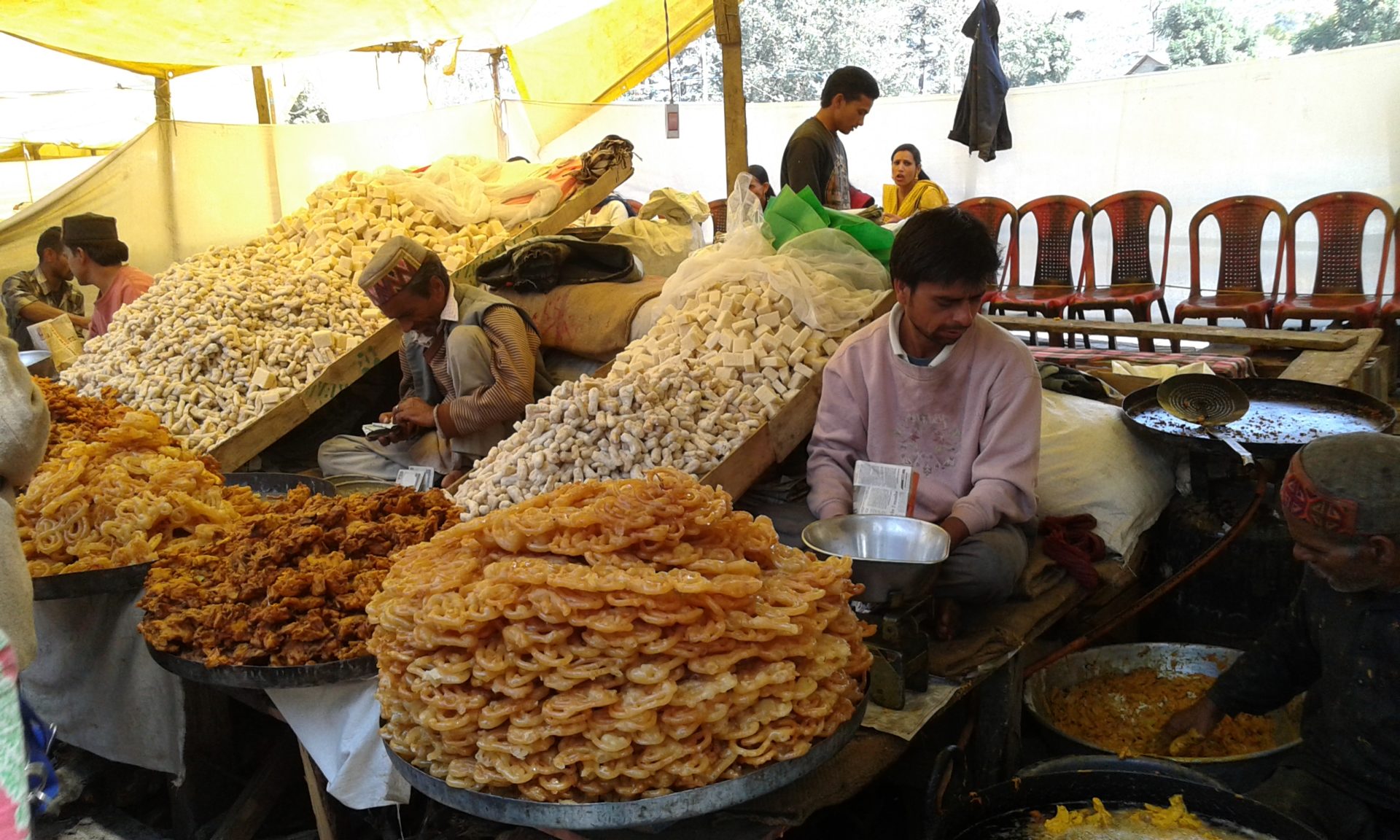 indische Süßigkeiten auf dem Fest in Kullu