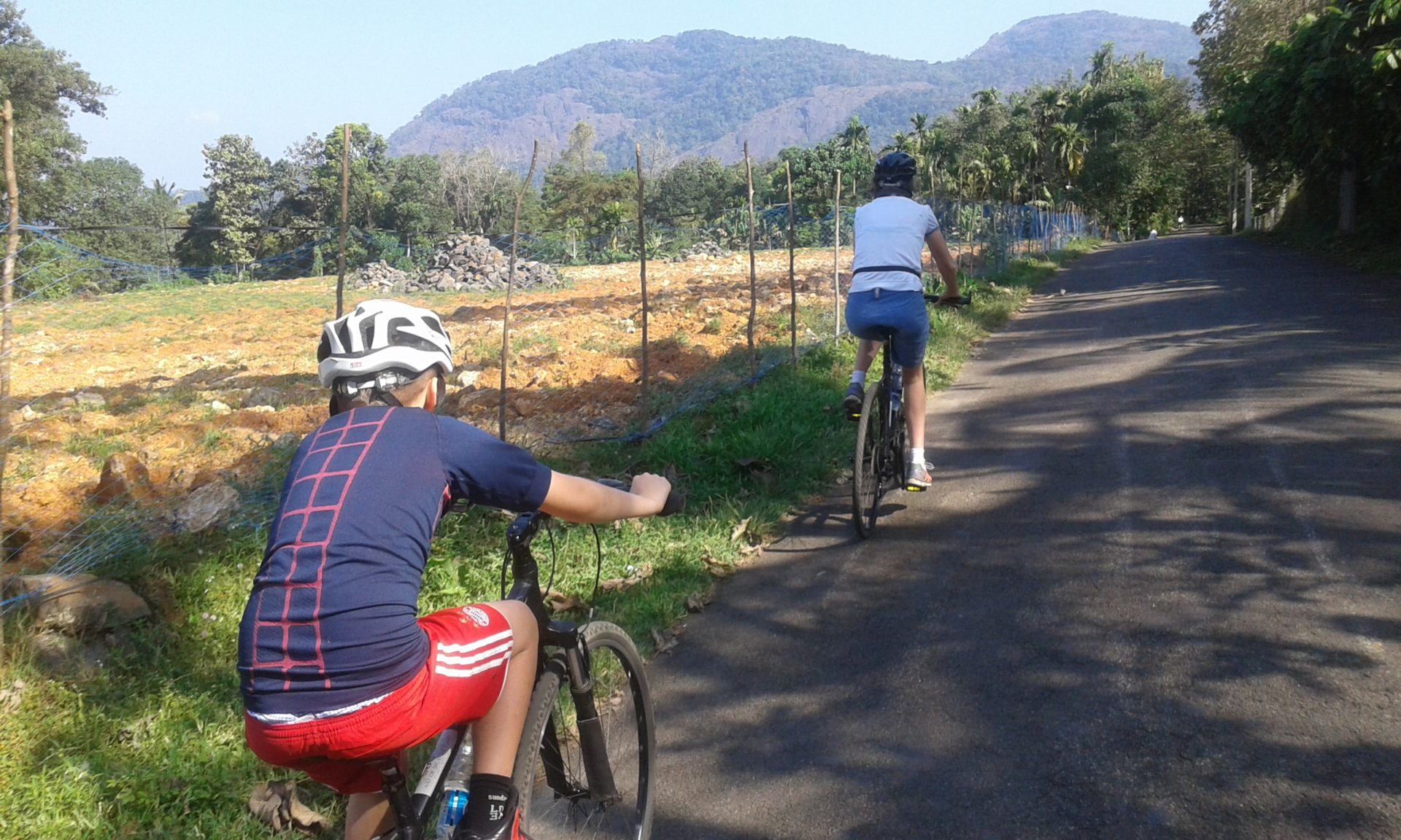 Anton unterwegs durch Kerala auf dem Fahrrad