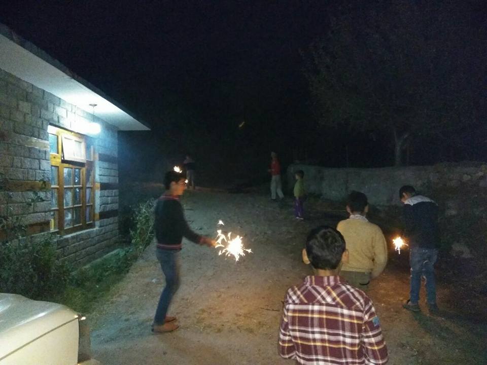 Kinder spielen mit Wunderkerzen und Feuerwerk